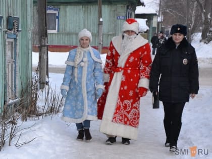 Полицейский Дед Мороз дарит подарки кунгурским детишкам