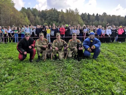 Курсанты-кинологи Пермского военного института Росгвардии провели мастер-класс для школьников