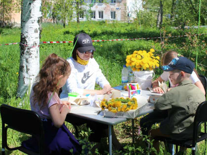 Дверь в лето. Около 500 участников второй год подряд собирает губахинский Фестиваль одуванчиков