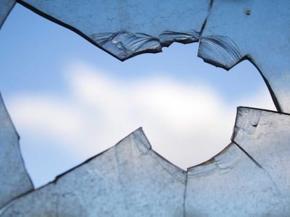 В Березниках пассажир такси напал на девушка-водителя и разбил ее авто