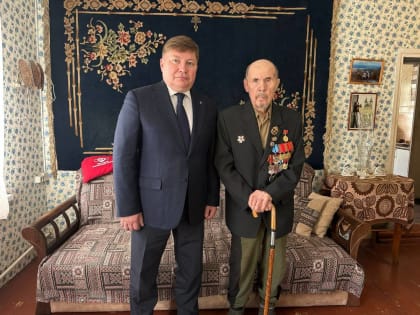 Вячеслав Григорьев поздравил участника Великой Отечественной войны Аркадия Григорьевича Вахрушева с наступающим Днём Победы