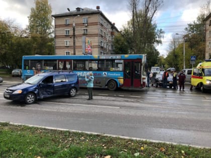 В Перми на ул. Мира столкнулись два ВАЗа