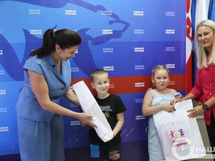 ​Первоклассникам из семей участников СВО вручили школьные наборы