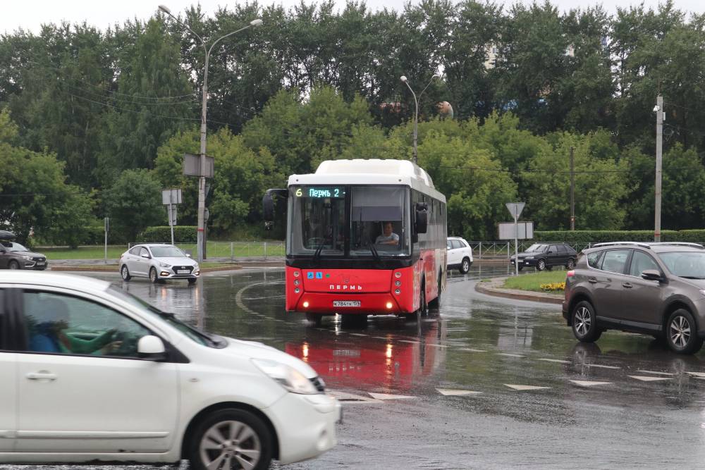 Новости транспорта перми. Новые автобусы. Трамвай Пермь происшествия. ООО АААВТО автобусы. Общественный транспорт Омск.