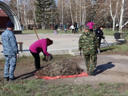 В бурлинском парке прошел масштабный субботник