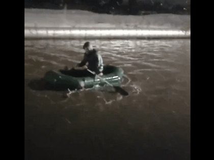 Алтайская Венеция: жители Бийска с приходом весны пересели на лодки