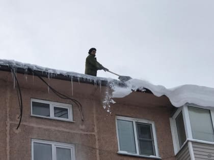 Управляющие компании очищают от снега и наледи кровли домов, расположенных на территории Октябрьского района