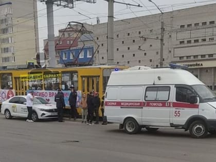 Выбежала на "красный": в Барнауле возле ТЦ "Простор" таксист сбил пешехода