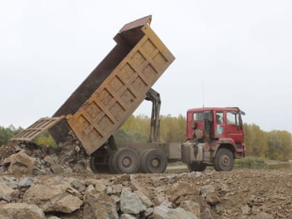 В Краснощековском районе укрепили берег Чарыша и построили дамбы