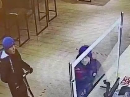 Вас снимают: малолетки попали в кадр при расчете чужой карточкой