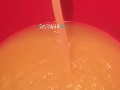 Житель Барнаула пожаловался на оранжевую воду в кране