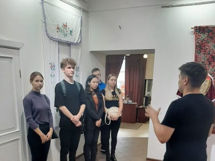Первокурсников-регионоведов ИГН АлтГУ познакомили с историей и культурой алтайских татар