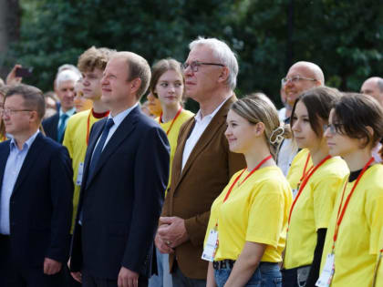 Губернатор Томенко с Фетисовым попробовали алтайские продукты на гастрофестивале в Барнауле