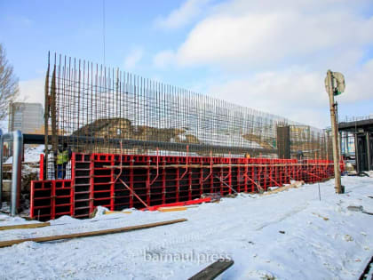 В Барнауле на мосту на проспекте Ленина готовят основания для возведения опор