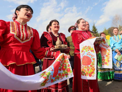 «Бирюзовая Катунь» приняла около 40 тысяч гостей и туристов на старте летнего туристического сезона в Алтайском крае