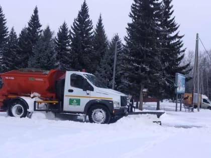 Коммунальными службами ведутся работы по очистке улиц Ленинского района от снега и наледи