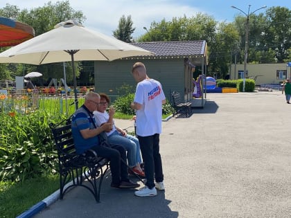 Молодогвардейцы Алтайского края провели  акцию по раздаче триколора в поддержку военных