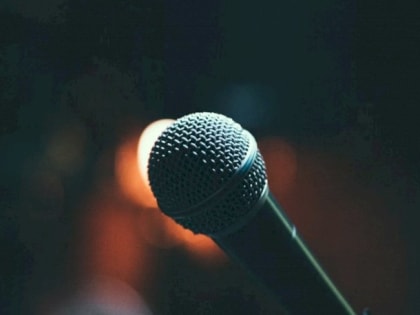 Телеканал «Муз ТВ» заглушил слова «война» и «мир» в песне Zivert