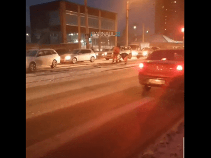 Центр Барнаула встал в девятибалльных пробках вечером 10 января