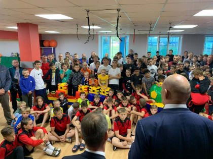 Александр Карелин побывал на тренировке детей в школе Смертина