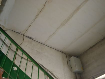 Две сотни жалоб поступило в адрес "управляшки" проблемного дома на Коммунаров