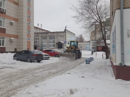 На территории Октябрьского района очищают от снега и наледи внутриквартальные проезды