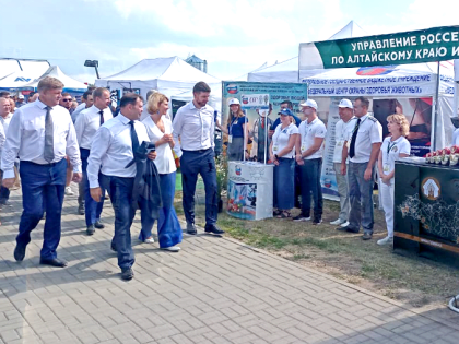 Участникам «Дня Сибирского поля-2024» рассказали об экспорте зерна и новых положениях в области семеноводства