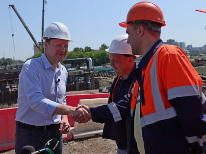 Губернатор Алтайского края проверил ход работ на ключевом путепроводе Барнаула