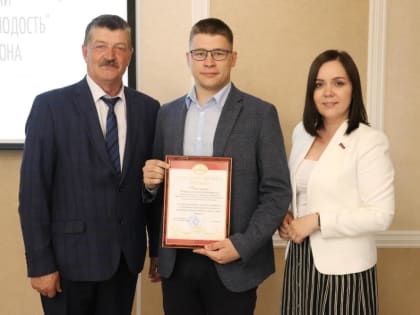 В Железнодорожном районе Барнаула торжественно открыли Доску почета молодежи
