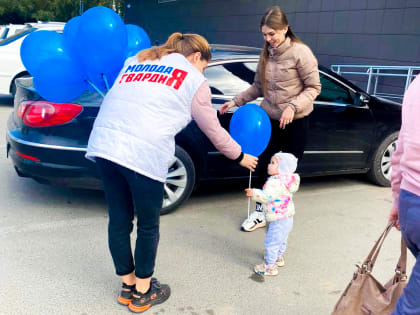 Молодогвардейцы Алтайского края организовали раздачу воздушных шаров в честь празднования Международного Дня мира