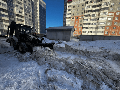 Очистка дворовых территорий продолжается в Индустриальном районе