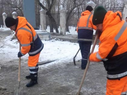 Дорожная служба  Барнаула очищает улицы от наледи, мокрого снега и гололеда