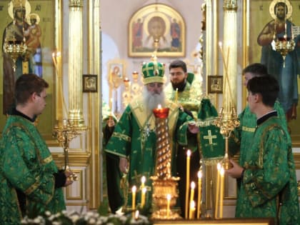 Митрополит Сергий возглавил вечернее богослужение с чтением акафиста Александру Невскому