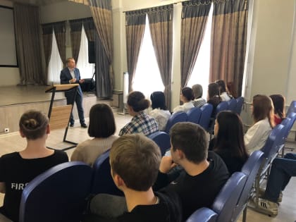 Выборы – это ответственность! Александр Молотов пообщался с "молодыми" избирателями Барнаульского кооперативного техникума