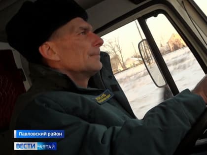 В алтайском селе водитель пожарного автомобиля спас на пожаре двух инвалидов