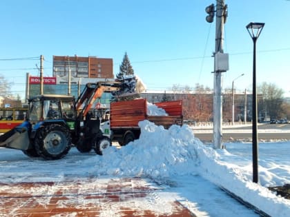 В Барнауле продолжается уборка снега после сильного снегопада