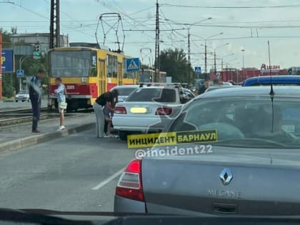 В Барнауле водитель пытался проскочить между двумя машинами и задел их