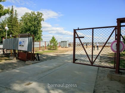 Установка стелы «Город трудовой доблести» началась в Нагорном парке Барнаула