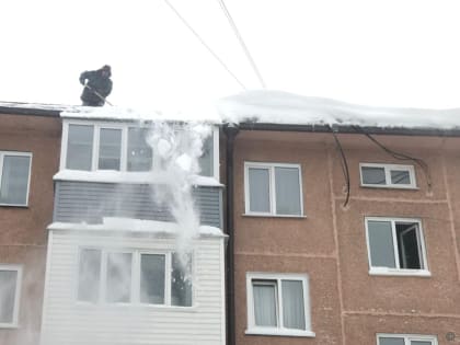 Управляющие компании продолжают очищать кровли и придомовые территории Октябрьского района от снега и наледи