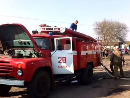 В Барнауле вспыхнул частный дом с надворными постройками