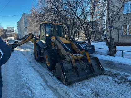 Дмитрий Аганов организовал  очистку дороги к школе от наледи