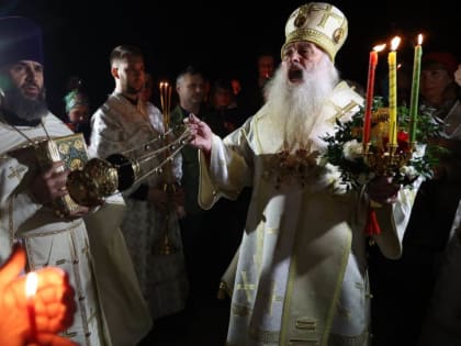 Виктор Томенко посетил пасхальное богослужение в Александро-Невском соборе в Барнауле