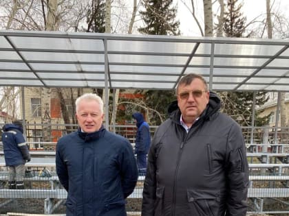 Глава города и депутат АКЗС посетили городской стадион и библиотеку