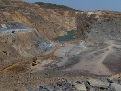 Губернатор Виктор Томенко осмотрел строящуюся дамбу и место пожара в Краснощеково