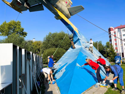 Молодогвардейцы Алтайского края приняли участие в организации покраски памятника самолету L-39