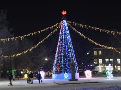Красочные инсталляции и 14-метровая ель украшают новогодний городок Октябрьского района