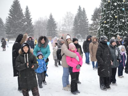 Конкурсы, игры, флешмобы: в Октябрьском районе провели новогоднее праздничное мероприятие в сквере им. Германа Титова