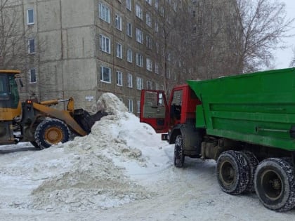 Продолжается уборка от снега и наледи территории  Ленинского района