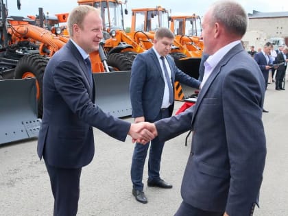Губернатор Алтайского края передал районам и городам 23 новых мощных машины дорожной техники