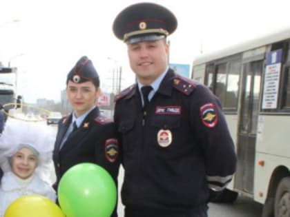 Сотрудников Государственной инспекции безопасности дорожного движения поздравляет депутат Госдумы Иван Лоор